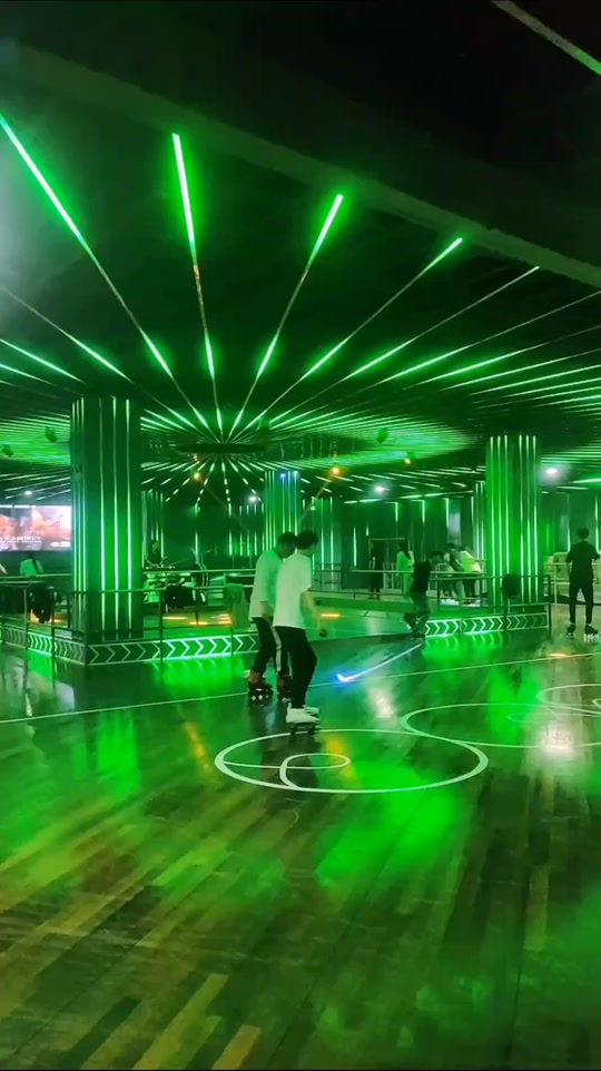 乐鱼电竞在线平台登录入口-关于夜幕灯光轮滑表演，城市街头的青春舞台的信息