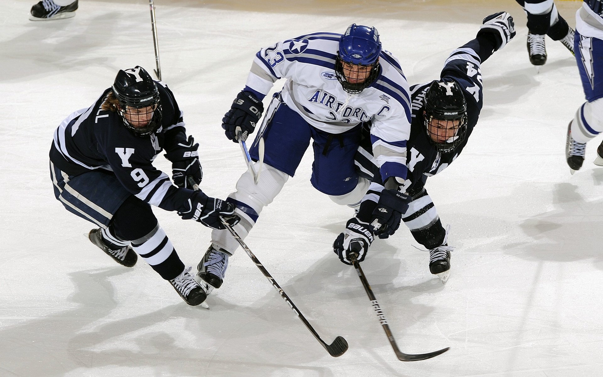 跨国青训合作推动足球科技创新，打造未来竞技新模式，青年足球训练