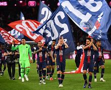 包含"法甲球迷的忠诚与热爱：支持球队的故事"的词条